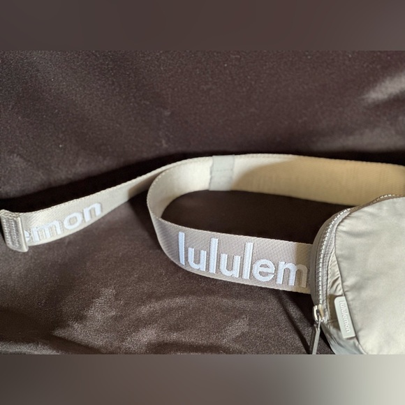 lululemon Everywhere Belt Bag Crossbody Extended Strap color Silver/Gray - Picture 5 of 16